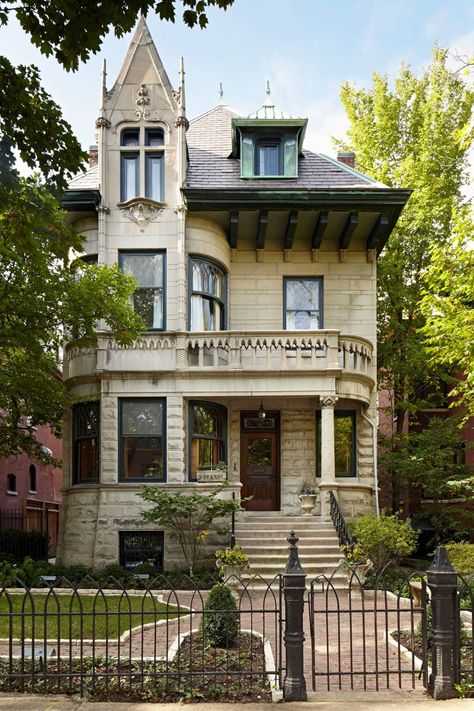 Victorian richardsonian balcony Victorian Balcony, Old Victorian Homes, Victorian Style Homes, Traditional Exterior, Victorian Architecture, Victorian House, Pretty House, Beautiful Architecture, Beautiful Buildings