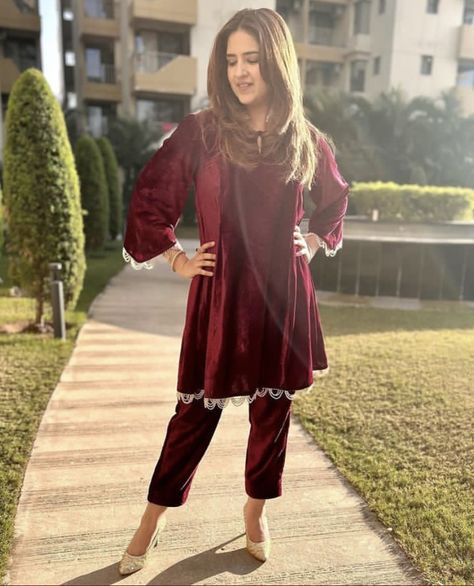 Velvet Cord Set, Plain Velvet Suit Design, Velvet Two Piece Outfit, Designing Blouse, Maroon Velvet Dress, Eid Photoshoot, Mayon Dresses, Velvet Suit Design, Maroon Colour