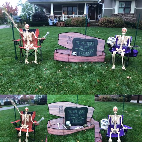 Skeleton Displays, Skeleton Decorations Outdoor, Skeleton Friends, Halloween Rules, Skeleton Ideas, Skeleton Decor, Scary Halloween Decorations Diy, Halloween Lawn, Making New Friends