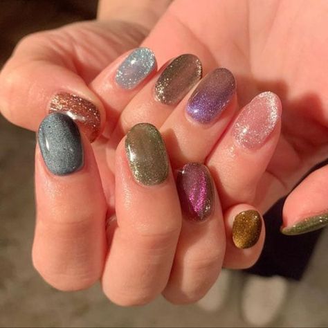 30 Stunning Cat Eye Nails To Try in (2022) - The Trend Spotter Cat Eye Dip Nails, Chunky Glitter Nails, Velvet Nails, Eye Nails, Cat Eye Nails, Minimalist Nails, Dream Nails, Funky Nails, Makati