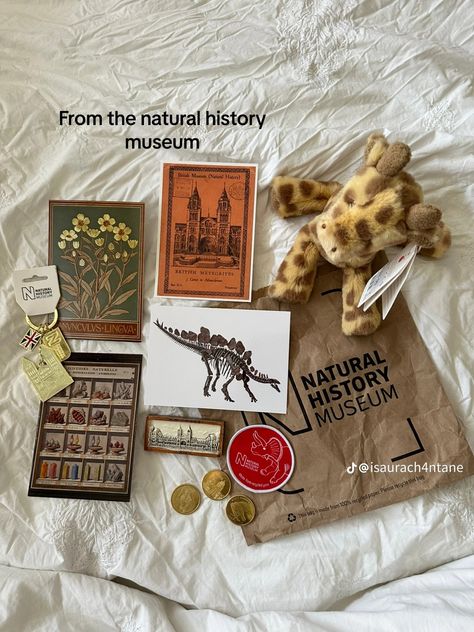 Ross Geller Aesthetic, London Souvenirs, Aesthetic Friends, Ross Geller, Gift Inspo, Natural History Museum, What In My Bag, Arte Inspo, Friends Tv Show