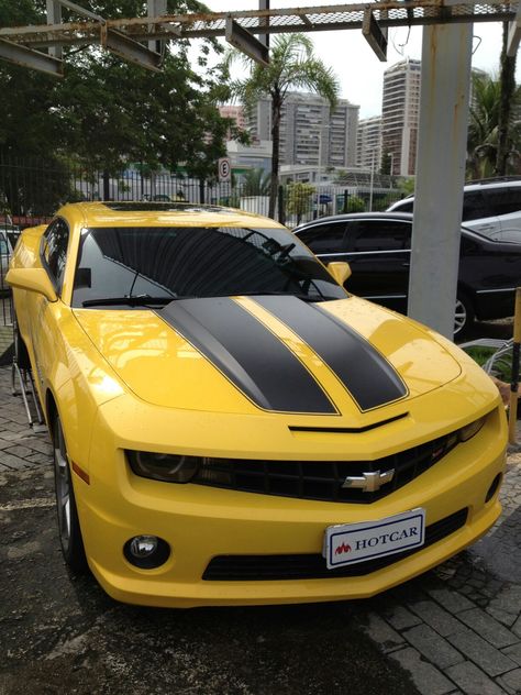 Bumble Bee Camaro, Black Chevrolet Camaro, Dream Mansion Exterior Luxury Houses, Dream Mansion Exterior, Chevrolet Camaro Black, Yellow Camero Bumblebee, Dodge Challenger Yellow, Car Travel Hacks, Cars Exterior