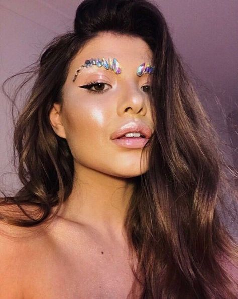 Crazy Eyebrows, Glitter Brows, Glitter Eyebrows, Jewel Makeup, Dark Circles Makeup, Festival Makeup Rave, Alien Makeup, Eyebrow Trends, Eyebrow Hacks