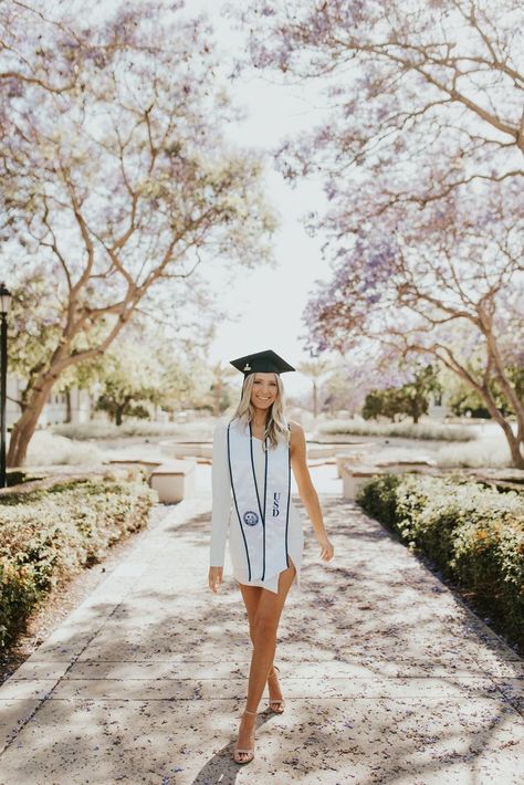 Graduation Gift Ideas For Her, Nursing School Graduation Pictures, Asha Bailey, College Grad Pictures, Graduation Pictures High School, Grad Hair, Cap And Gown Photos, Cap And Gown Pictures, Nursing Graduation Pictures