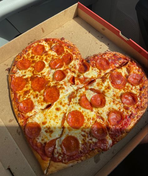 Shaped Pizza, Heart Shaped Pizza, Cute Pizza, I Want Food, Interracial Relationships, Food Babe, Yummy Comfort Food, Summer Ideas, Cute Heart