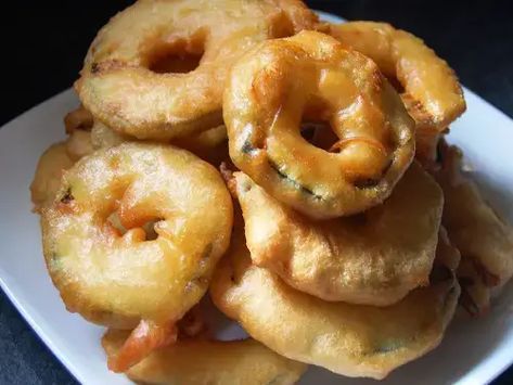 Beer-Battered Zucchini Rings - everybodylovesitalian.com Beer Battered Zucchini, Zucchini Rings, Battered Zucchini, Zucchini Latkes, Deep Fried Zucchini, Fried Zucchini, Italian Food Recipes, Beer Battered, Beer Batter