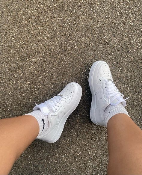 Nike Ankle Socks Outfit Women, Tall Nike Socks Outfit, Nike Socks With Crocs, White Airforces Outfit Women, White Airforces Outfit, Nike Ankle Socks Outfit, Long Nike Socks Outfit, Ankle Socks Outfit Sneakers, White Nike Socks Outfit