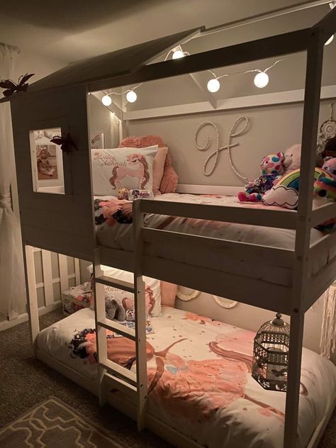 Bunk Beds For Girls Room Sisters, Brother Sister Bunk Beds Shared Bedrooms, Daughter Shared Bedroom, Bunk Beds For Girls Room Decoration, Aesthetic Bedroom Ideas For Two Sisters, Sisters Room Ideas Shared Bedrooms Bunk Beds, Brother Sister Bunk Beds, Bunk Beds Room Decor, Sisters Sharing Room Ideas Small Spaces