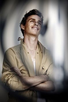 eddie redmayne is the hottest and has the most amazing smile in the world. My heart beats faster when I see him smiling literaly Guy Aesthetic, Robert Sheehan, Newt Scamander, Eddie Redmayne, Fantastic Beasts And Where, Quilling Art, Les Miserables, Amazing People, Sound Of Music