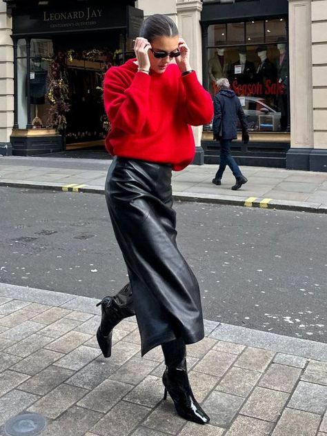 Leather Maxi Skirt Outfit, Red Jumper Outfit, Leather Midi Skirt Outfit, Red Skirt Outfits, Red Sweater Outfit, Long Leather Skirt, Leather Skirt Outfit, Leather Pants Outfit, Oufits Casual