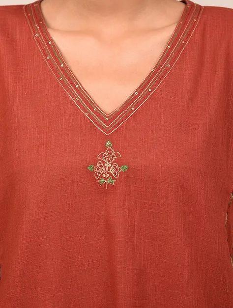 Dupatta Pose, Embroidery Kurti Design, Neck Kurti Design, V Neck Kurti, V Neck Kurti Design, Hand Embroidery Kurti, Neck Models, Designer Sleeves, Yoke Embroidery