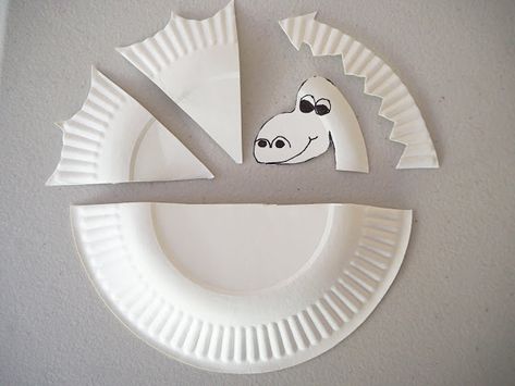 Learn with Play at Home: Simple Paper Plate Dragon Craft Paper Plate Dragon, Dragon Crafts Preschool, Googly Eye Crafts, Dragon Craft, Dragons Love Tacos, Paper Dragon, Dragon Crafts, Dragon Party, Paper Plate Crafts