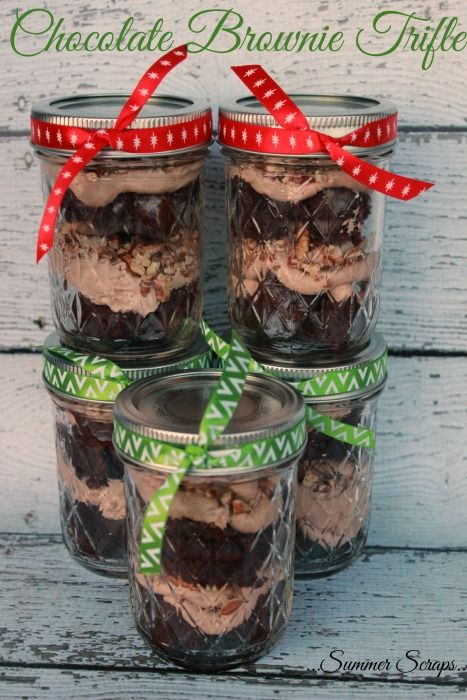 Chocolate Brownie Trifle Gift in a Jar Dessert Recipe - The Crafty Blog Stalker Chocolate Brownie Trifle, Mason Jar Cakes, Brownies In A Jar, Gift In A Jar, Brownie Trifle, Mason Jar Desserts, Coconut Dessert, Cake In A Jar, Dessert In A Jar