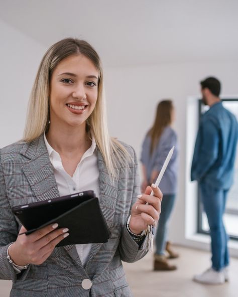 Here are a few tips for buyers and sellers about how to navigate a multiple-offer situation in a home sale... Clarence Oliveira | DRE# 01225017 | Century 21 | 209.988.5254 #realestatetips Real Estate Attorney, Real Estate Classes, Real Estate Exam, Invest In Real Estate, Mortgage Loan Officer, Real Estate Education, Wealthy People, Feel Lost, Real Estate Jobs