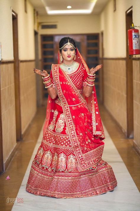 Clojup Style Bride Photo, Dulhan Singal Poses, Wedding Girls Poss, Wedding Girl Posing, Dulhan Closeup Pose, Bride Closeup Poses, Indian Dulhan Single Pose, Sadi Clojap Photo, Dulhan Pic Beautiful