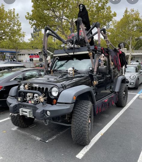 Truck Halloween Decorations, Jeep Truck Or Treat, Decorate Jeep For Halloween, Carros Halloween, Jeep Costume, Christmas Jeep Decorations, Trunk Or Treat Ideas For Jeep Wrangler, Jeep Halloween Decorations, Jeep Wrangler Halloween Ideas