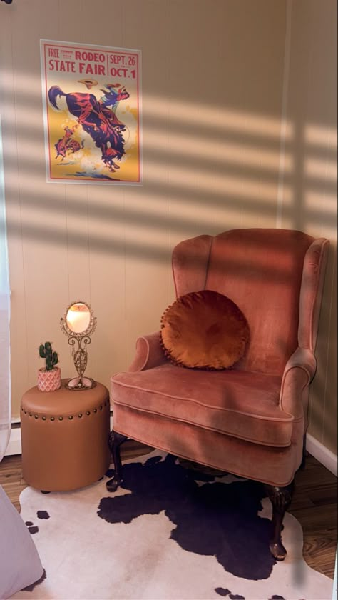 Pink Boho Western Bedroom, Esthetician Room Western, Retro Western Aesthetic Room, Eclectic Cowgirl Decor, 70s Western Bedroom, Vintage Western Decor Bohemian, Feminine Western Decor, Cute Western Decor, Colorful Western Aesthetic