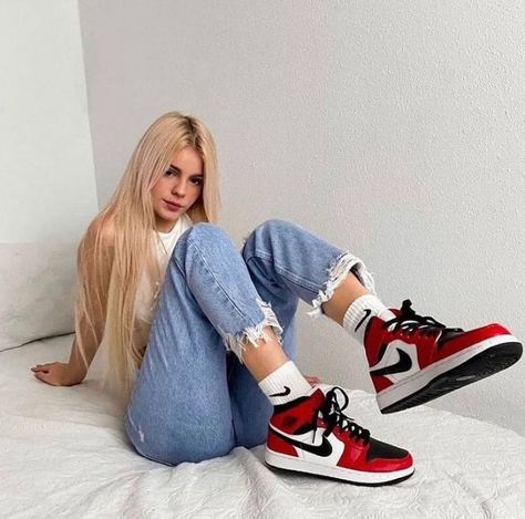 Jordan 1 Mid Outfit, Girl Jordans, Air Jordan 1 Mid Chicago, Sister Fashion, Jordan 1 Mid Chicago, Jordan Outfit Women, Women Jordans, Jordan 1 Outfit Women, Chicago Outfit