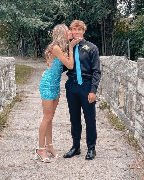 Blue Dress Homecoming Couple, Matching Hoco Dress And Suit, Teal Homecoming Couple, Teal Hoco Couple, Aqua Homecoming Couple, Hoco Outfit Ideas For Couples, Light Blue Hoco Couple Outfits, Homecoming Couple Outfits, Homecoming Couples Outfits Blue