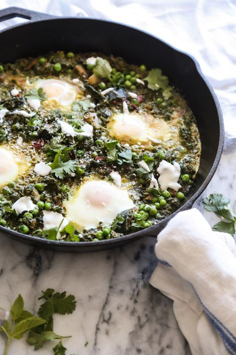 Green Israeli Shakshuka with Chard, Zucchini and Peas | Healthy Green Shakshuka, Brekkie Ideas, Shakshuka Recipe, Sweet Potato Burgers, Shakshuka Recipes, Best New Recipes, Diy Easy Recipes, Summer Cooking, Cooked Veggies