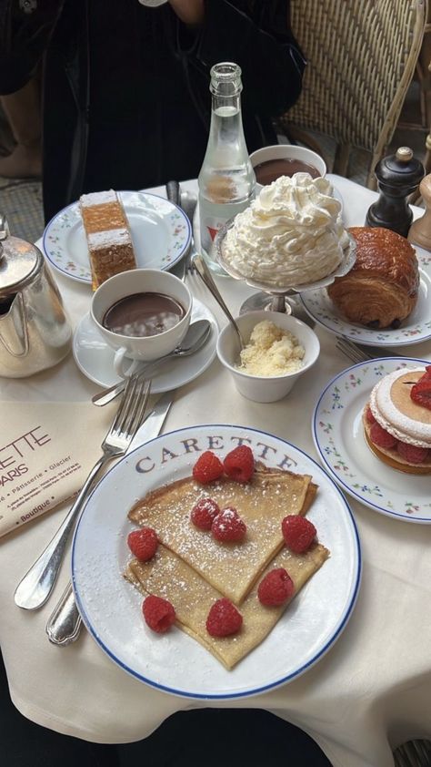 Food To Eat In Paris, Paris Breakfast Cafe, Eating In Paris, Paris Cafes Aesthetic, Paris Lunch Aesthetic, French Things Aesthetic, Birthday In Paris Aesthetic, Paris Aesthetic Cafe, European Food Aethstetic