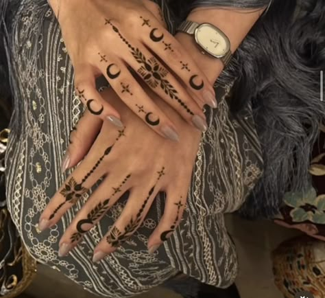 Khaleeji Henna, Small Henna Tattoos, Small Henna Designs, Cute Henna Designs, Cute Henna Tattoos, Henna Style Tattoos, Eid Mehndi, Henna Inspo, Henna Designs Wrist