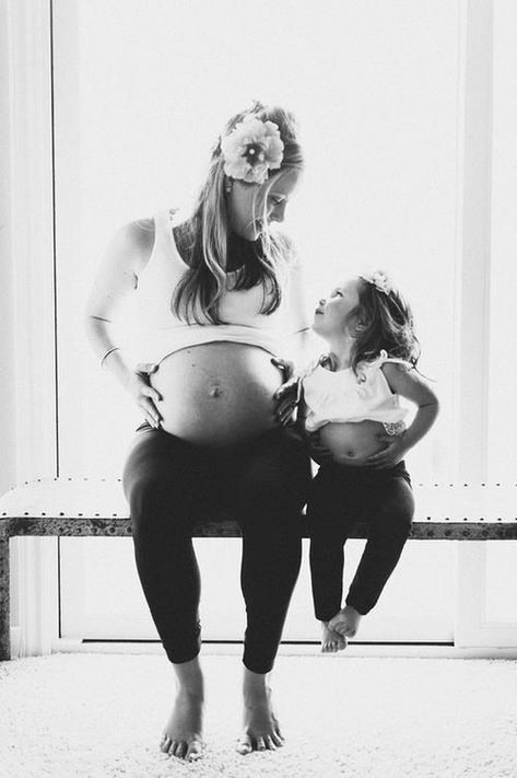 Mother Daughter Maternity, Baby Fotografie, Family Maternity Photos, A Pregnant Woman, Pregnancy Fashion, Pregnant Woman, Pregnancy Outfits, Shooting Photo, Naha