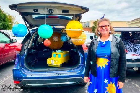 Mrs Frizzle Trunk Or Treat, Boho Trunk Or Treat, Magic School Bus Trunk Or Treat Ideas, Magic School Bus Decorations, Trunk Or Treat Magic School Bus, Back To The Future Trunk Or Treat, Magic School Bus Trunk Or Treat, Bus Library, Mrs Frizzle