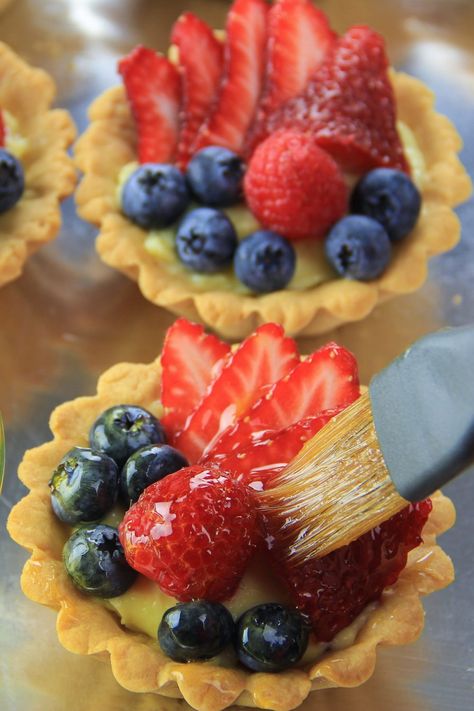 Mini Fruit Tart Recipe, Fruit Tart Glaze, Mini Fruit Tart, Fruit Custard Tart, Fruit Tart Recipe Mini, Fruit Tart Recipe Easy, Fruit Tart Filling, Berry Tarts, Mini Tart Recipes