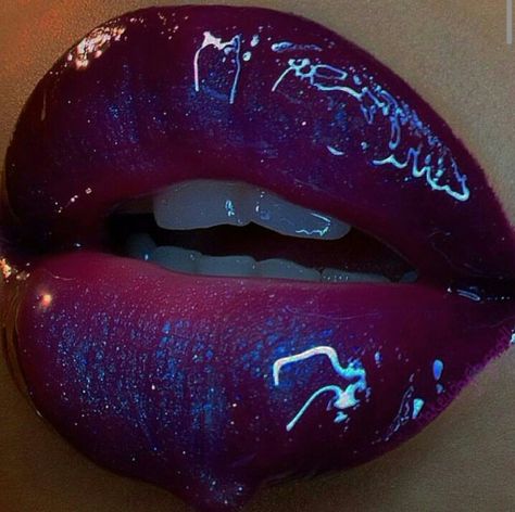 @makeupbychynadoll instagram Iridescent Eyeshadow, Make Carnaval, Glossy Lips Makeup, Sugarpill Cosmetics, Makeup For Black Skin, Catty Noir, Purple Lips, Swag Makeup, Dope Makeup