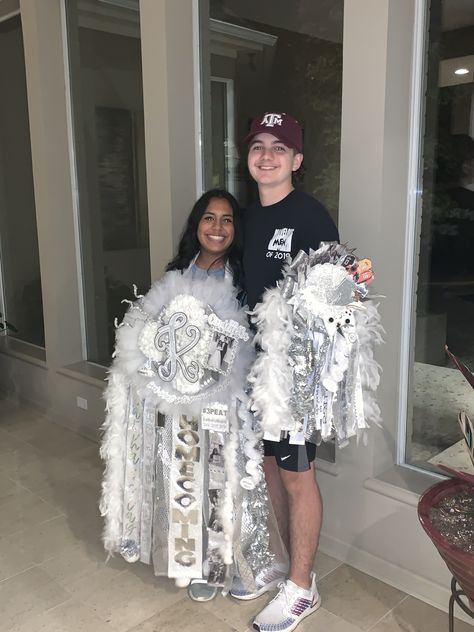 senior mum and garter Hoco Mum And Garter, Mum And Garter Homecoming, Homecoming Date Ideas, Garter Homecoming, Garter Mum, Asking To Homecoming, Homecoming Dates, Senior Homecoming, Mum Ideas