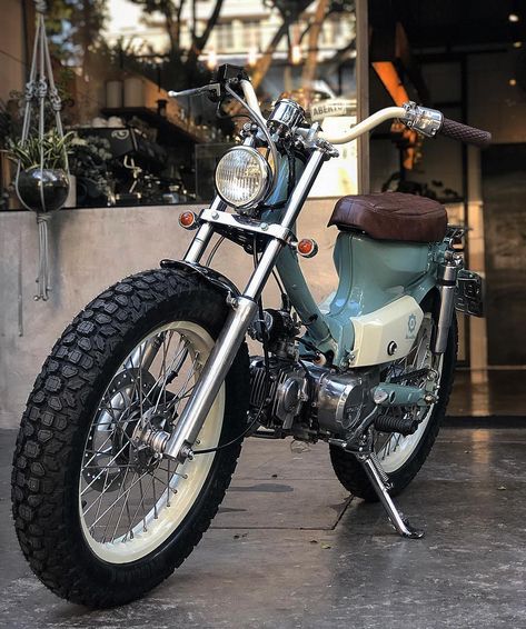 Cafe  Racers  Customs  Cars ☄️ on Instagram: “Loading... - Honda 100cc. Via @benditamamacchina” Honda C90, Vintage Honda Motorcycles, Honda Super Cub, Honda C70, Electric Bike Kits, Motorcycle Drawing, Motorised Bike, Vintage Helmet, Honda Cub