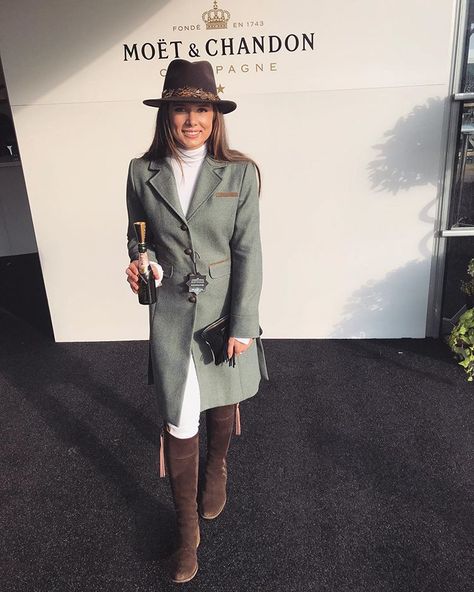 Horse Race Outfit Fall, Horse Show Outfits English, Winter Horse Racing Outfits, Race Day Fashion Winter, Breeders Cup Fashion 2022, Autumn Horse Racing Outfits, Cheltenham Races Outfits Winter, Cheltnam Races Outfit, Fall Horse Race Outfit