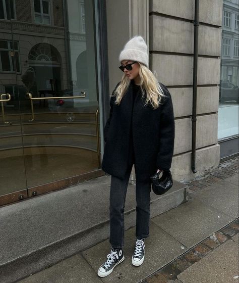 Scandanavian Street Style Winter, Scandi Autumn Fashion, Scandi Capsule Wardrobe, Scandi Street Style, Vinter Mode Outfits, Winter Nyc, Scandi Fashion, Winter 23, Clothes Black