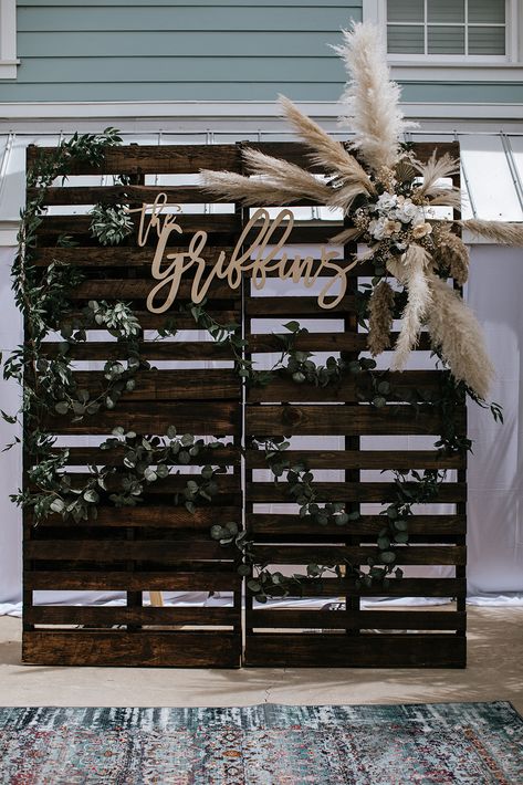 Pallet Wedding Decor, Sweetheart Table Backdrop, Backyard Graduation Party, Pallet Wedding, Rustic Farm Wedding, Backyard Reception, Barn Wedding Decorations, Wedding Wall, Pallet Wall