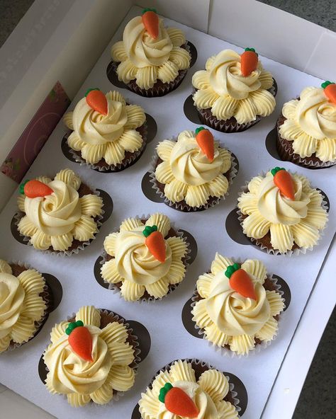 Carrot Cake Cupcakes Decoration, Pretty Carrot Cake Decoration, Carrot Cake Cupcakes Aesthetic, Carrot Cupcake Decorating Ideas, Carrot Cupcakes Decoration, Carrot Cake Cupcakes Decorating Ideas, Carrot Cupcake, Summer Cupcakes Ideas Decorations, Cupcakes Simple