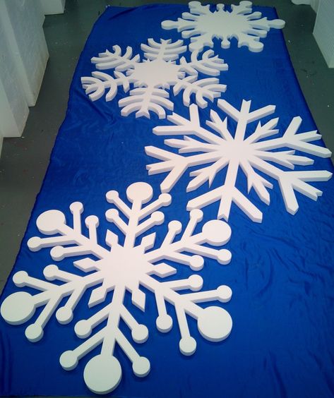 Huge 1m Snowflakes Giant Snowflakes Diy Outdoor, Large Snowflake Decorations, Snowflake Decorations Diy, Giant Paper Snowflakes, Giant Snowflakes, Christmas Shop Displays, Large Snowflakes, Diy Xmas Ornaments, Frozen Decorations