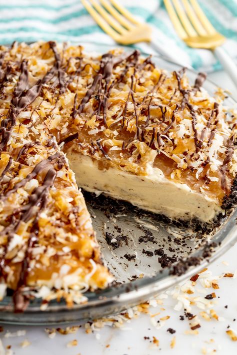 Samoa Pie — Delish.com Easy Baking Desserts, Samoa Pie, Cheesecake Pie, Dessert Spread, Easy Pie Recipes, Baking Desserts, Quick Easy Desserts, Easy To Make Desserts, Easy No Bake Desserts