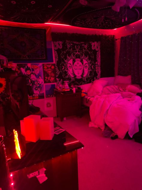 Dark Chill Room Aesthetic, Ways To Make Your Room Cooler, Smoker Room Ideas, Bedroom Ideas For Large Rooms, Trap Rooms Aesthetic, Chill Vibe Room Ideas, Trippy Rooms Aesthetic, Trippy Rooms Bedrooms, Alt Room Ideas