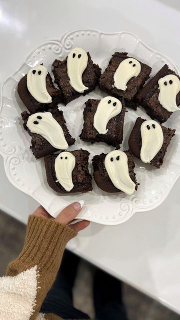 Ghost Hot Chocolate, Chocolate Ghosts, Ghost Brownies, Ghost Cupcakes, Fun Halloween Treats, Homemade Halloween Decorations, Fall Snacks, Melting White Chocolate, Halloween Baking