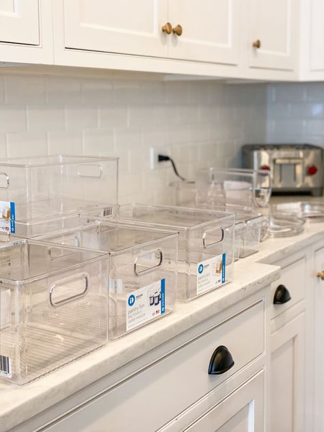 Clear Pantry Storage, Pantry Organization Ideas Clear Bins, Organizing Kitchen Storage Containers, Pantry Organization Clear Containers, Clear Bin Pantry Organization, Clear Bins For Pantry, Clear Containers For Pantry, Storage Bins For Pantry, Pantry Organization Clear Bins