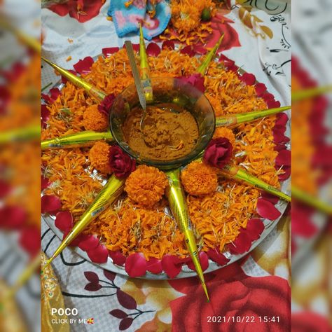 Haldi Ceremony Thali Decoration, 25th Anniversary Mehendi Designs, Mehendi Thali Decor Ideas, Mehendi Thali, Mehendi Ceremony Decorations, Haldi Thali Decoration Ideas, Haldi Thali, Haldi Photography Ideas, Haldi Decoration Ideas