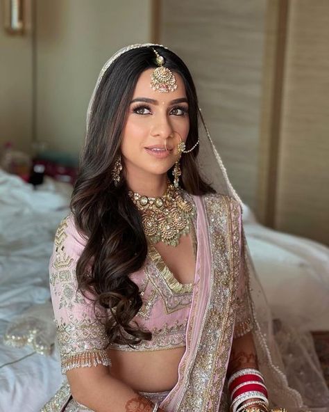 Rhea Nagpal | Bridal Makeup on Instagram: "Royal, Minimal & Graceful 🤍 3 words that come to my mind to describe Leher’s gorgeous Anand Karaj look 🌸 Makeup @makeupbyrheanagpal Hair @hairbyanishanagpal Bride @leherkochhar Outfit @manishmalhotraworld @manishmalhotra05 Styling @styledbyrashikapur" Anand Karaj Bride Makeup, Bridal Phera Hairstyle, Indian Bridal Minimal Makeup, Bridal Hairstyle Indian Wedding Open Hair, Lehenga Hairstyles For Bride, Bridal Hair Reception, Indian Bride Open Hair With Veil, Indian Bridal Hairstyles Open Hair, Indian Bride With Open Hair