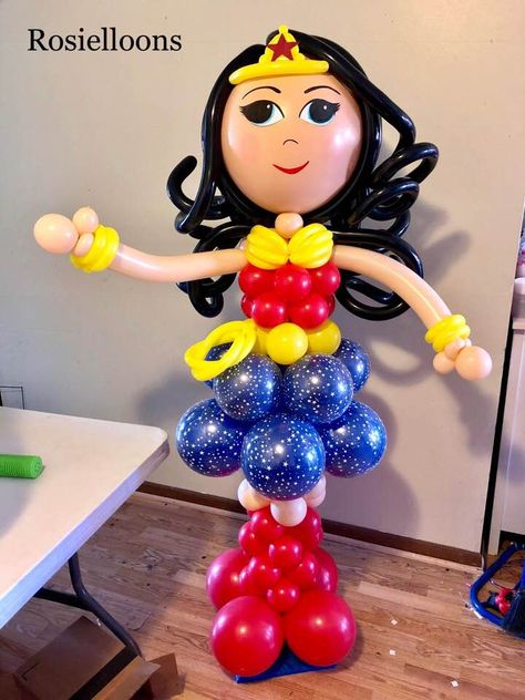 Super Hero Balloon Decor, Superhero Balloon Bouquet, Wonder Woman Balloon Decor, Wonder Woman Backdrop, Ariel Balloon Bouquet, Wonder Woman Birthday Party, Women Party Ideas, Columns Decor, Balloon Bouquet Diy