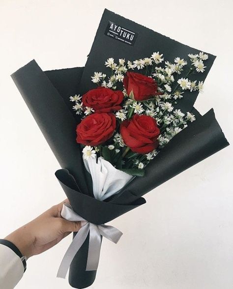 Dari kamu mna ?? Flower For Boyfriend Ideas, 3 Rose Bouquet Simple, Simple Rose Bouquet Gift, 3 Roses Bouquet Simple, Rose Bouquet For Boyfriend, Bouket Flowers Roses, Flower Bookey Ideas, Bouket Flowers Gift, Bouquet Of Roses From Boyfriend