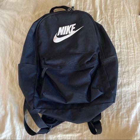 Black Nike Backpack, Cute Backpacks For School, Mochila Jansport, Mochila Nike, Eastpak Backpack, Nike Backpack, School Bag Essentials, Laptop Pouch, Aesthetic Backpack