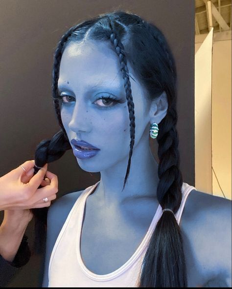 Alien Costume Hair, Alien Inspired Hairstyles, Space Alien Makeup, Blue Hair Characters Halloween, Hot Alien Costume, Extraterrestrial Makeup, Vintage Alien Costume, Alien Girl Costume, Planet Her Makeup