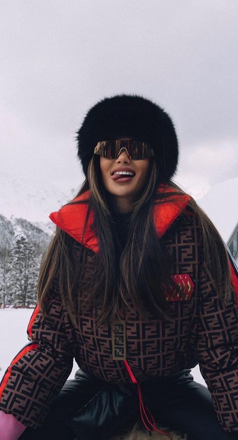 Ski Resort Outfits For Women, Winter Resort Outfits, Photo In Snow, Winter Clothing Aesthetic, Ski Resort Outfit, Mountain Photo Ideas, Ski Outfits For Women, Snow Outfits For Women, Ski Trip Outfit