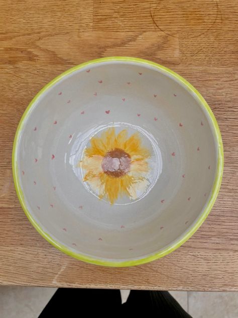 Sunflower Pottery Bowl, Sun Pottery Painting Ideas, Pottery Painting Ideas Sunflower, Sun Pottery Painting, Sunflower Pottery Painting, Pottery Painting Ideas Easy, Ceramic Sunflower, Pottery Place, Painted Bowl