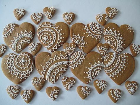 Hermosas galletas para una despedida de soltera :: Beautiful cookies for a bachelorette party or wedding Gingerbread Cookies Decorated, Lace Cookies, Shaped Cookies, Heart Shaped Cookies, Pretty Cookies, Valentine Cookies, Heart Cookies, Iced Cookies, Cute Cookies